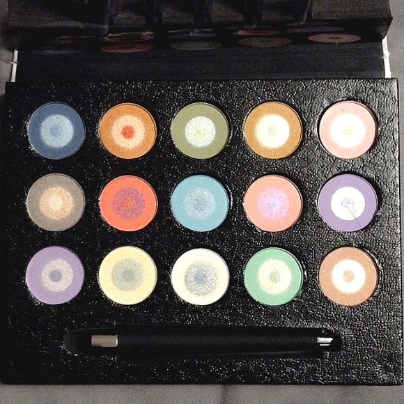 Bella Bellissima Cosmetic Eyeshadow Colour Pallette with 5 Brush Heads - Picture 2 of 10